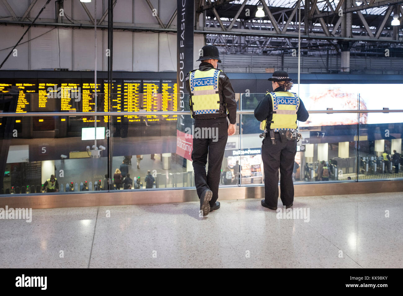 British Transport Polizisten auf Streife, Waterloo Station, London Stockfoto