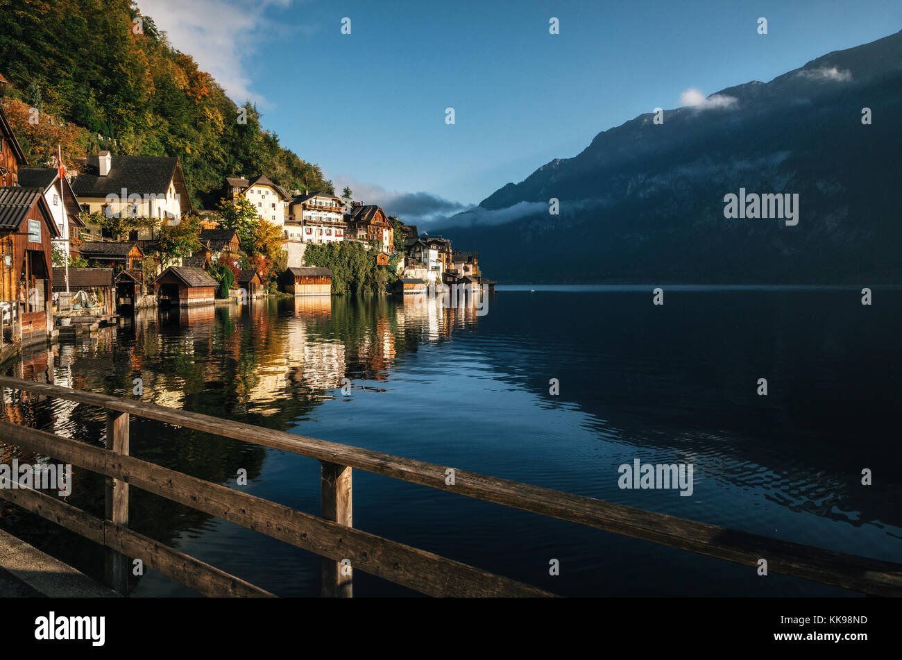 Malerischer Blick auf berühmte Hallstatt Stadt am See in hallstattersee See in den österreichischen Alpen im Morgenlicht spiegelt im Herbst mit Zaun auf dem Vorschiff Stockfoto