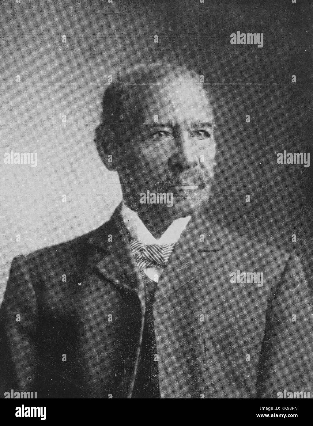 Schwarze und weiße Studio Portrait von Mifflin Wistar Gibbs, ein Afrikaner - amerikanischer Rechtsanwalt, Richter, Diplomat und Banker, nach dem Amerikanischen Bürgerkrieg ließ er sich in Little Rock, Arkansas, wo er in der Rekonstruktion der Politik aktiv war, und im Jahr 1873 wurde als Stadt Richter, der erste Afrikaner - Richter in den Vereinigten Staaten gewählt, 1897 wurde er als amerikanischer Konsul nach Madagaskar, 1902 ernannt. Von der New York Public Library. Stockfoto