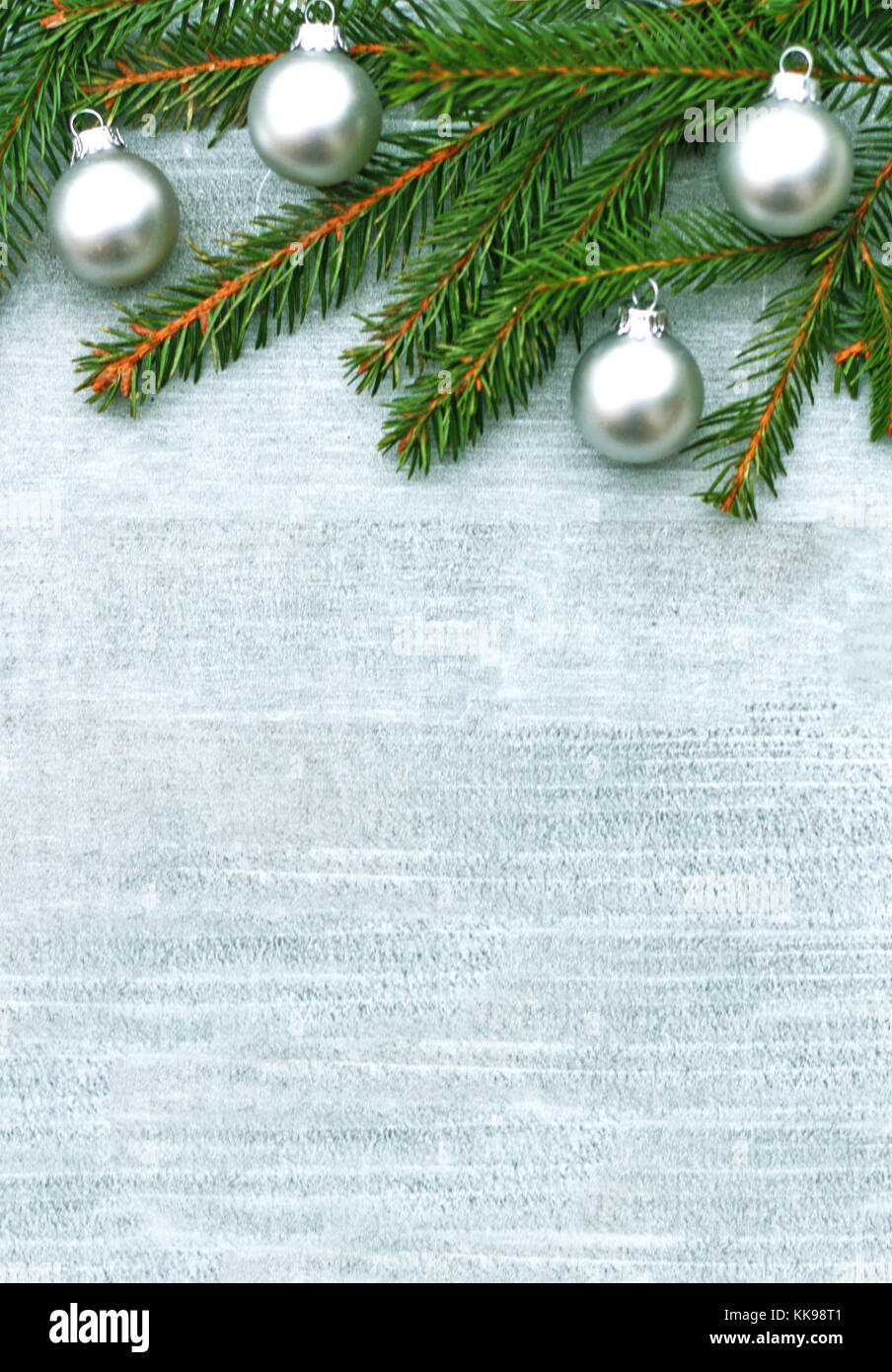 Silberfarbene Weihnachten Hintergrund mit Fichte und silbernen Kugeln, vertikal Stockfoto