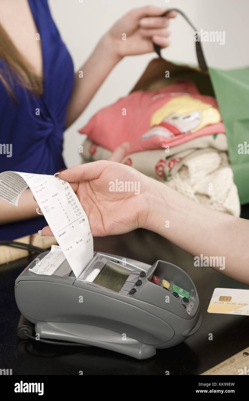 Junge Frau Zahlung Rechnung mit Kreditkarte | Verwendung weltweite, gebührenfreie: Für komerzielle Nutzung Preis auf Anfrage. Stockfoto