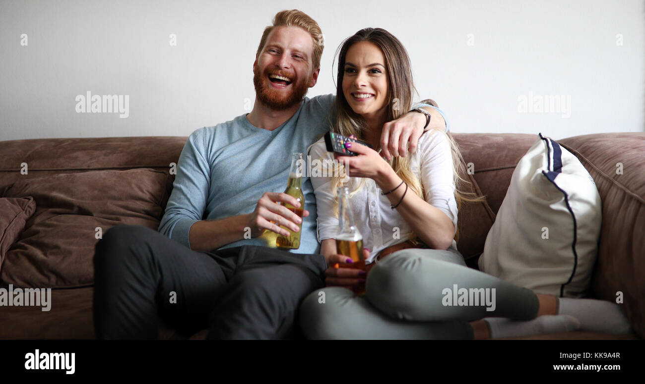 Glückliches Paar liegend auf dem Sofa zusammen und Entspannung zu Hause Stockfoto