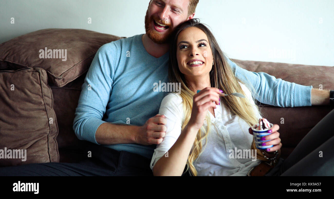 Glückliches Paar liegend auf dem Sofa zusammen und Entspannung zu Hause Stockfoto