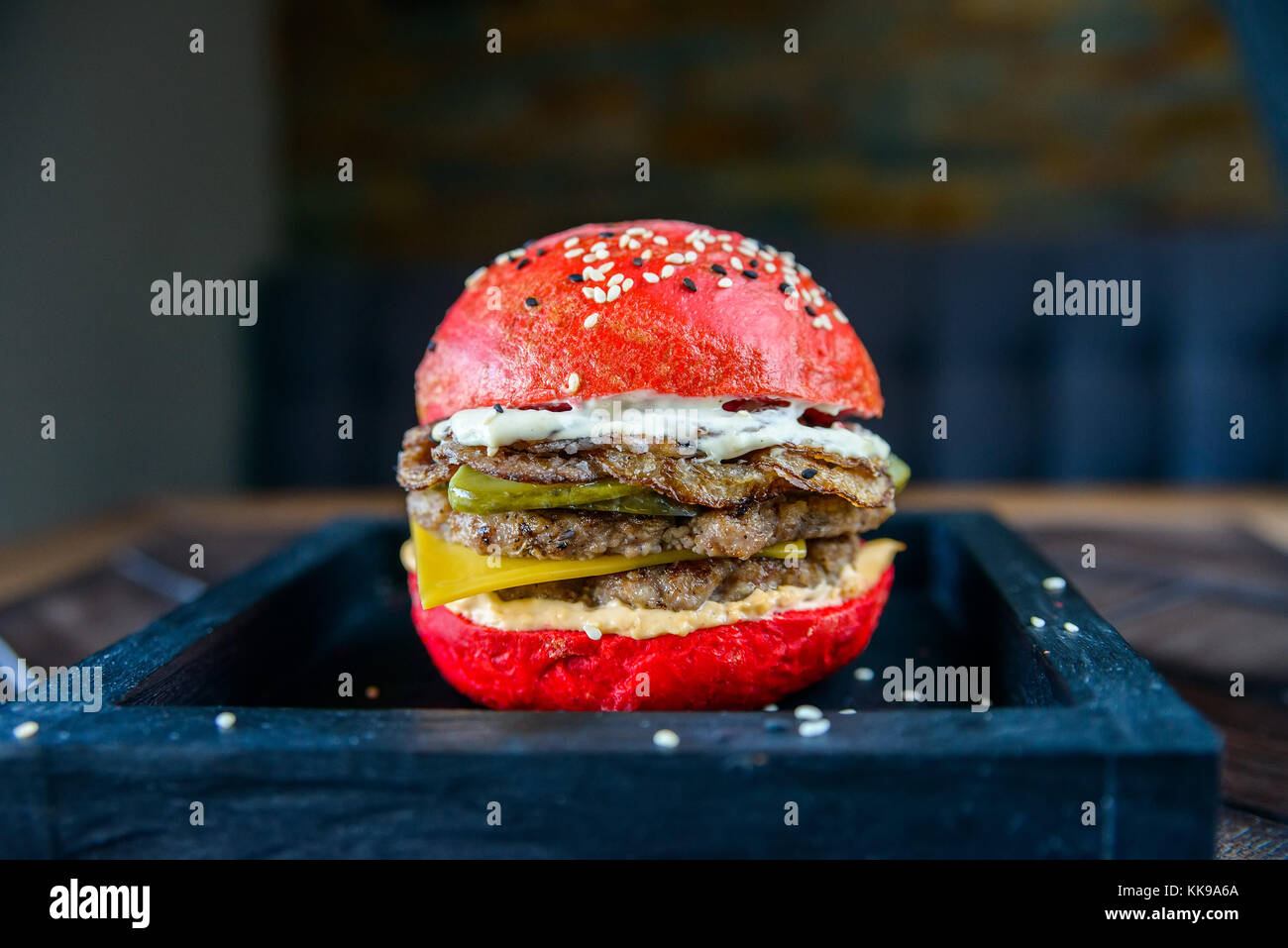 Schwarz Burger mit Garnelen auf Holzbrett Stockfoto