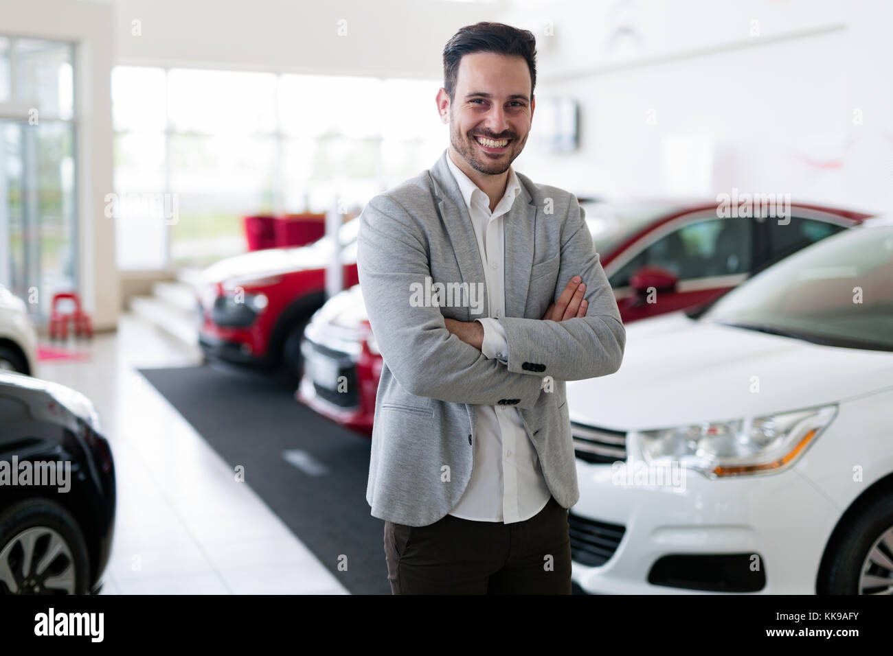 Portrait von glücklichen Kunden kaufen neu Auto Stockfoto