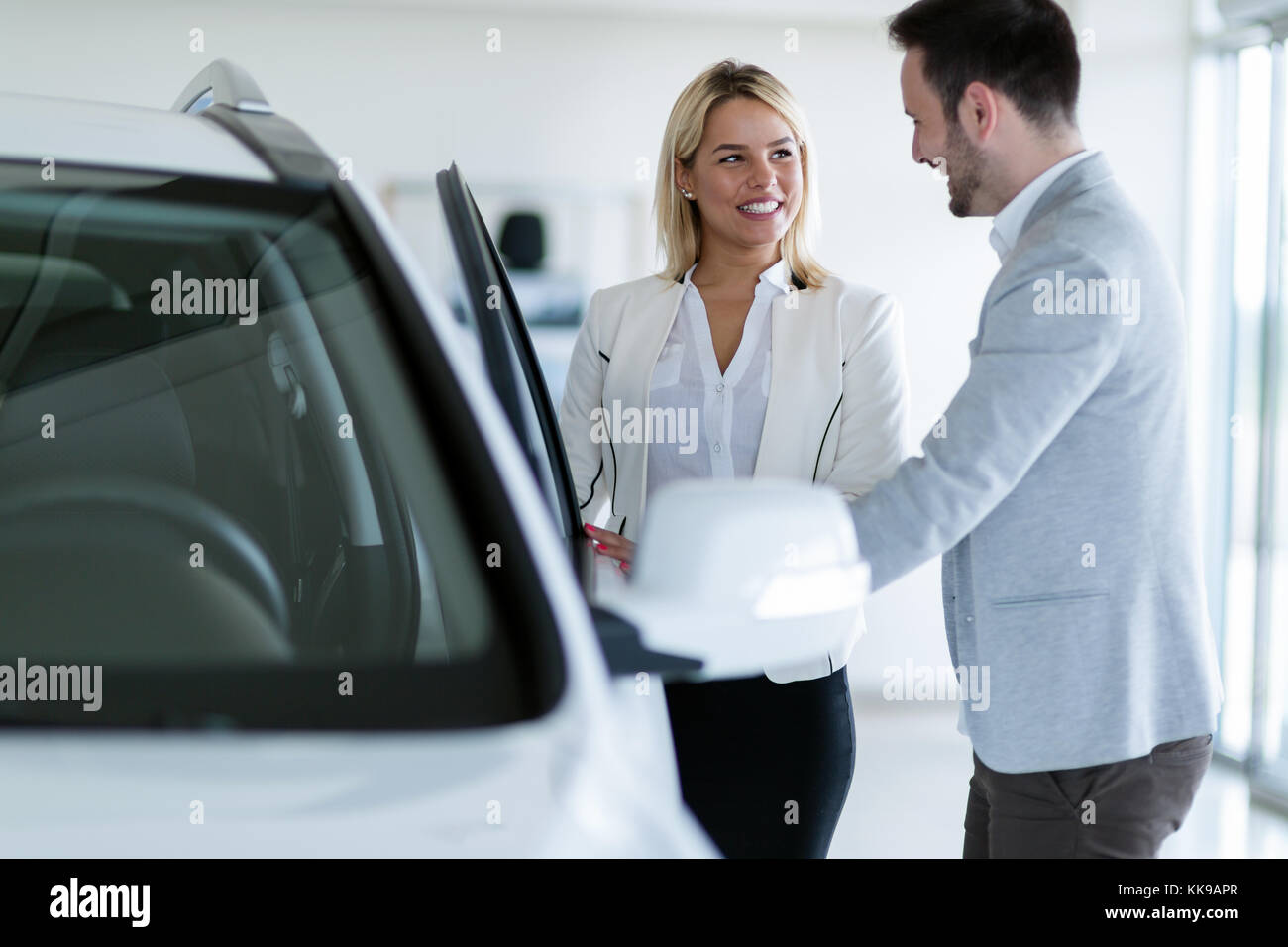 Portrait von glücklichen Kunden kaufen neu Auto Stockfoto