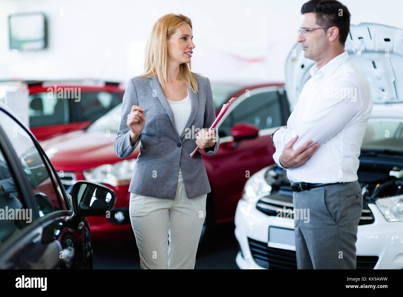 Professionelle Verkäufer verkaufen Autos beim Händler an den Käufer Stockfoto
