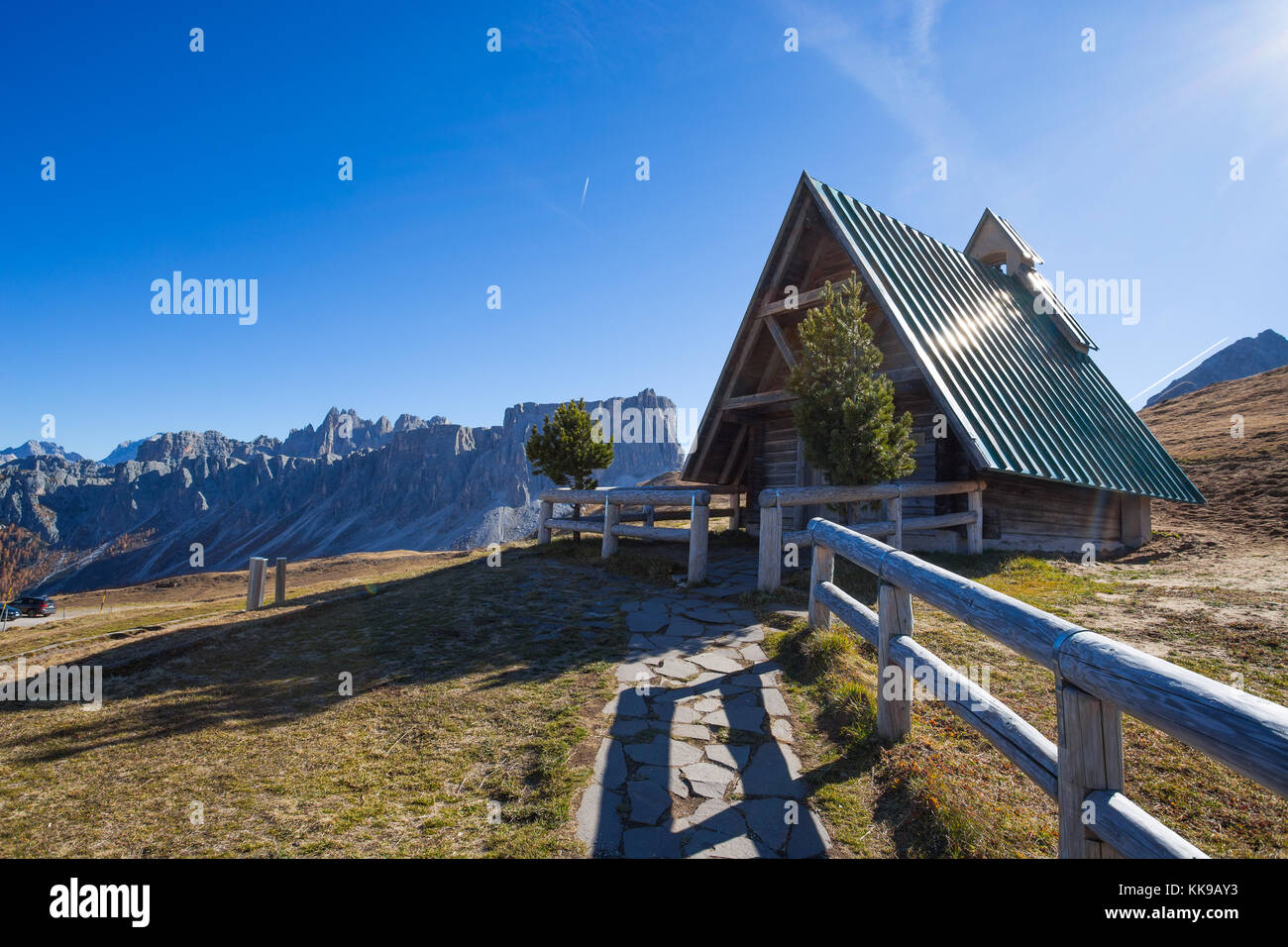 Die kleine Kirche am Giau Pass, ein alpines Dolomiten auf 2236 Meter in der Provinz Belluno, verbindet die Dörfer von Colle Santa Lucia und Wolkenstein pass d Stockfoto