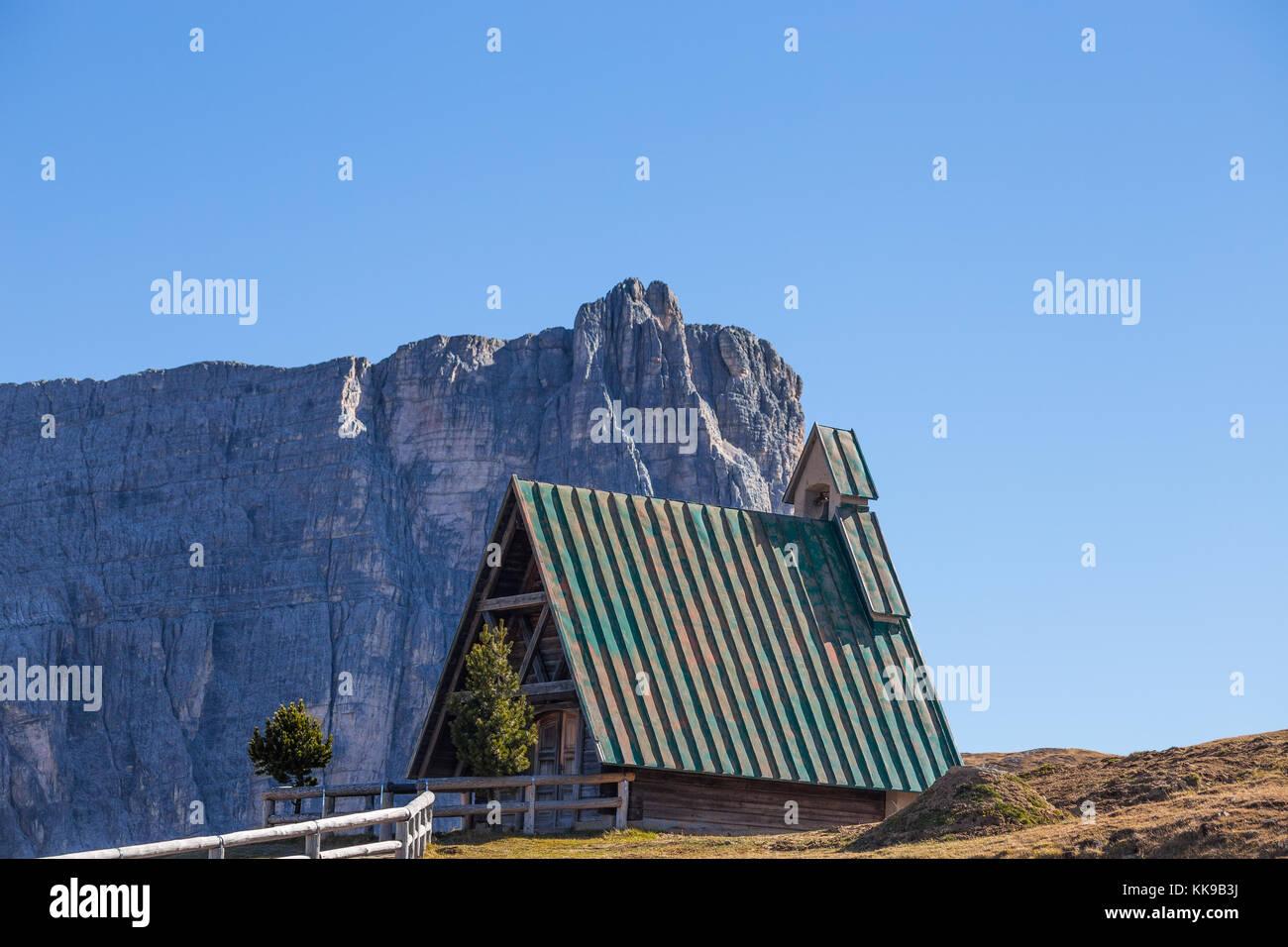 The small church at Giau pass, an alpine Dolomites pass at 2236 metres in Belluno province that connects the villages of Colle Santa Lucia and Selva d Stockfoto