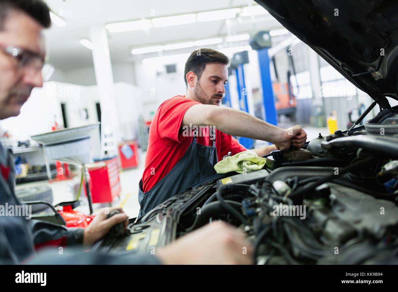 Top - Auto Service Center Kassel / Kfz. Meisterwerkstatt Arbeiten auto -Fotos und -Bildmaterial in hoher Auflösung – Alamy