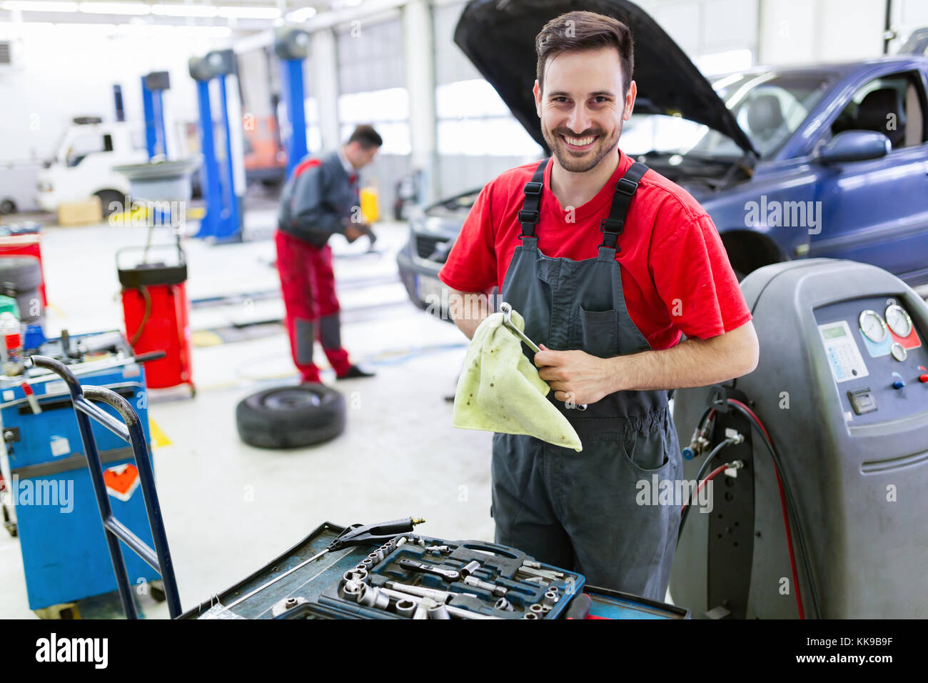 Automechaniker bei Automotive Service Center arbeiten Stockfoto