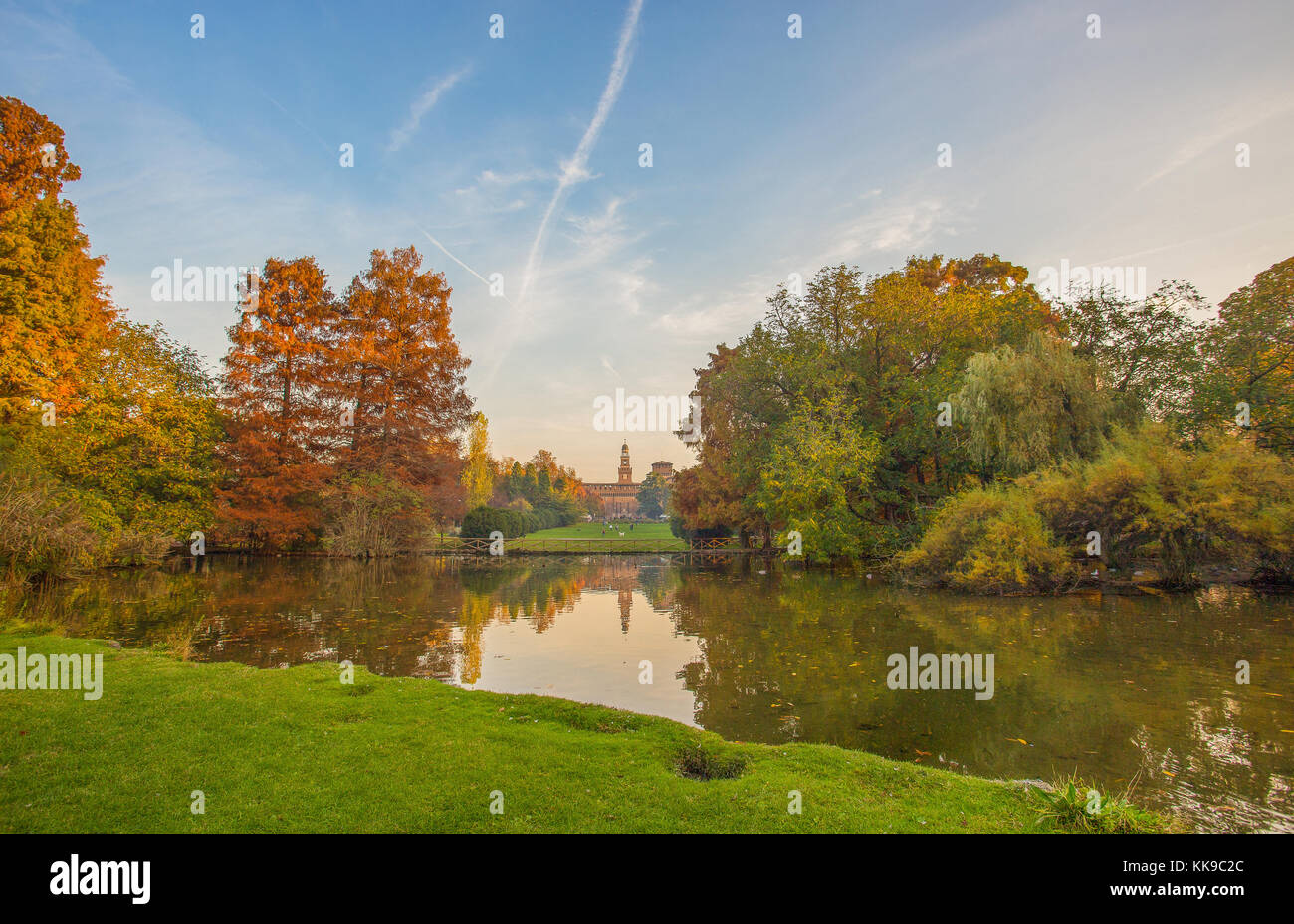 Schloss Sforza (Castello Sforzesco), Ansicht von Parco Sempione, (Sempione Park) in Mailand, Italien. Stockfoto