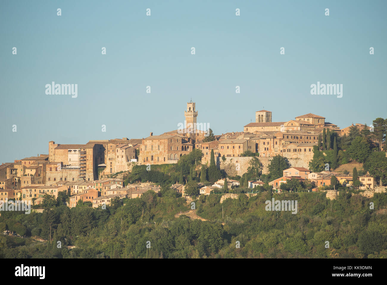 Mittelalterliche Stadt auf einem Hügel von Montepulciano, im Herzen der Toskana, aus der Ferne. Blauer Himmel und keine Menschen. Speicherplatz kopieren Stockfoto