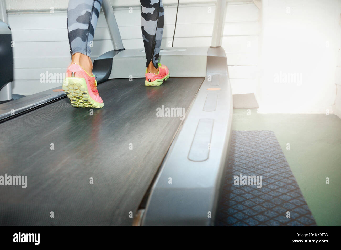 Nahaufnahme der Frau Füße in bunten Schuhe auf Laufband im Fitnessstudio.  Fitnesscenter Training. gesunder Lebensstil Konzept Stockfotografie - Alamy