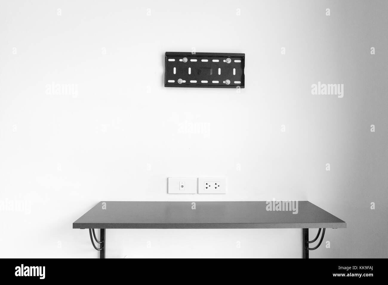 Weiße Regale und weiße Wand Stockfoto