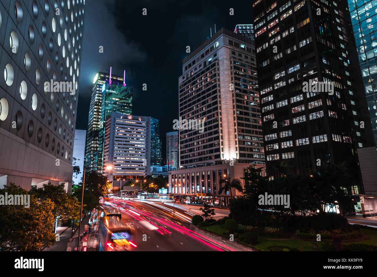Nacht Stadtbild mit unscharfen Auto leuchtet auf der Autobahn. Hong Kong City Center Stockfoto