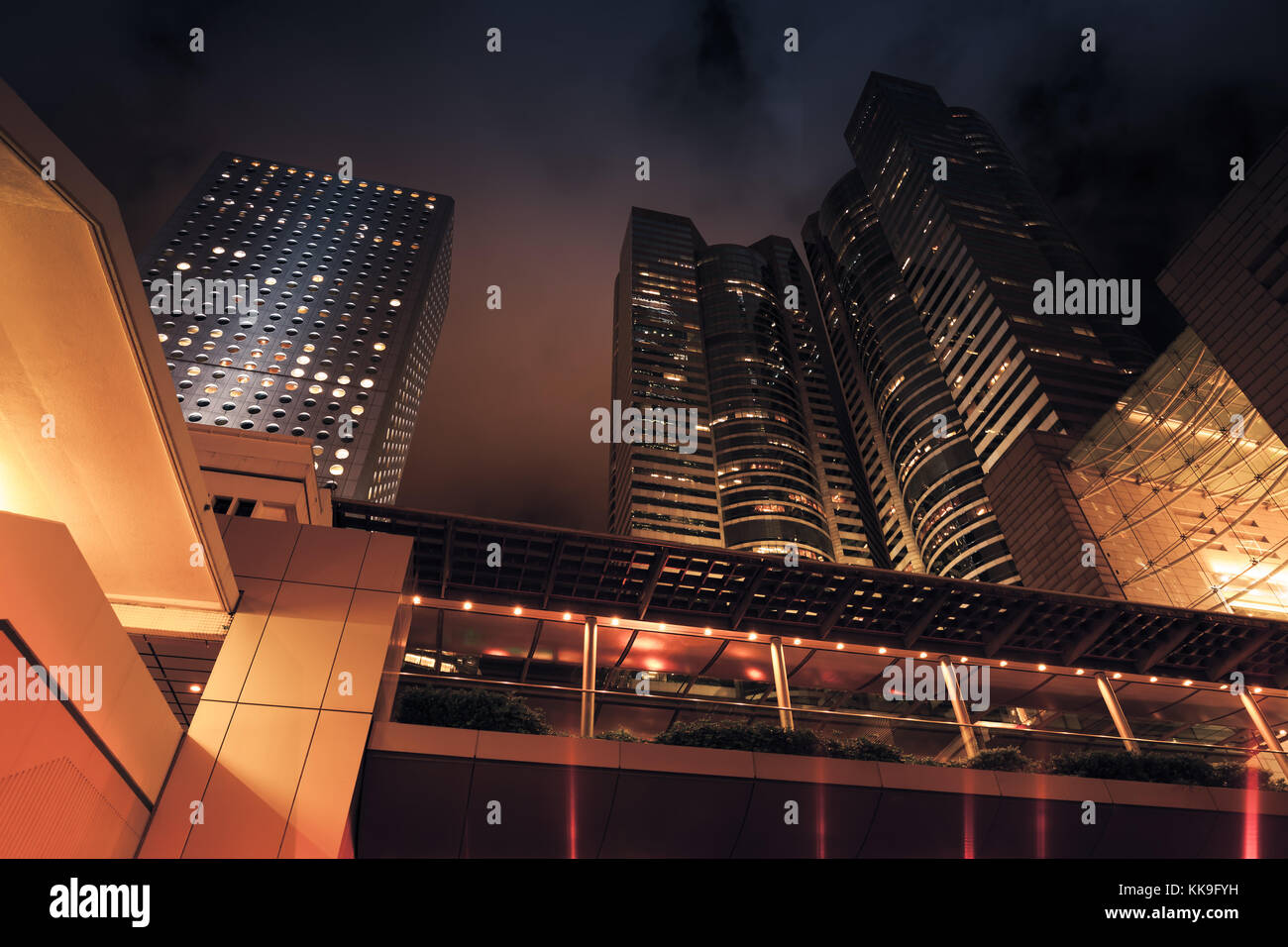 Die moderne Stadt bei Nacht. Dunkle Wolkenkratzer, hoher corporate Gebäuden von Hong Kong Stockfoto