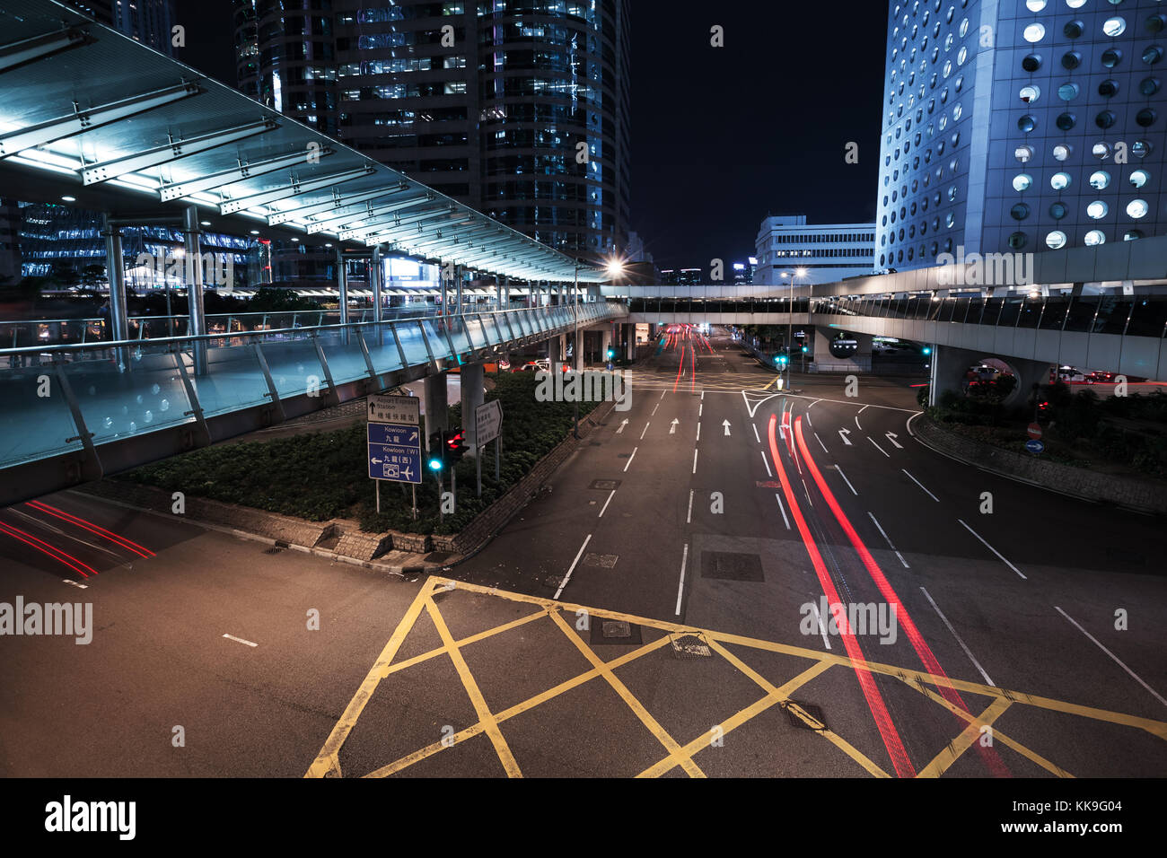 Nacht Stadtbild mit unscharfen Auto leuchtet auf der Straße. Hong Kong City Center Stockfoto