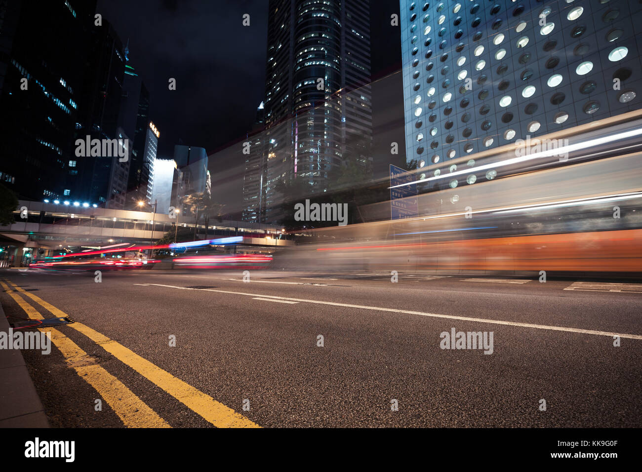 Nacht Blick auf die Stadt mit unscharfen Auto leuchtet auf der Straße. hong kong Center Stockfoto