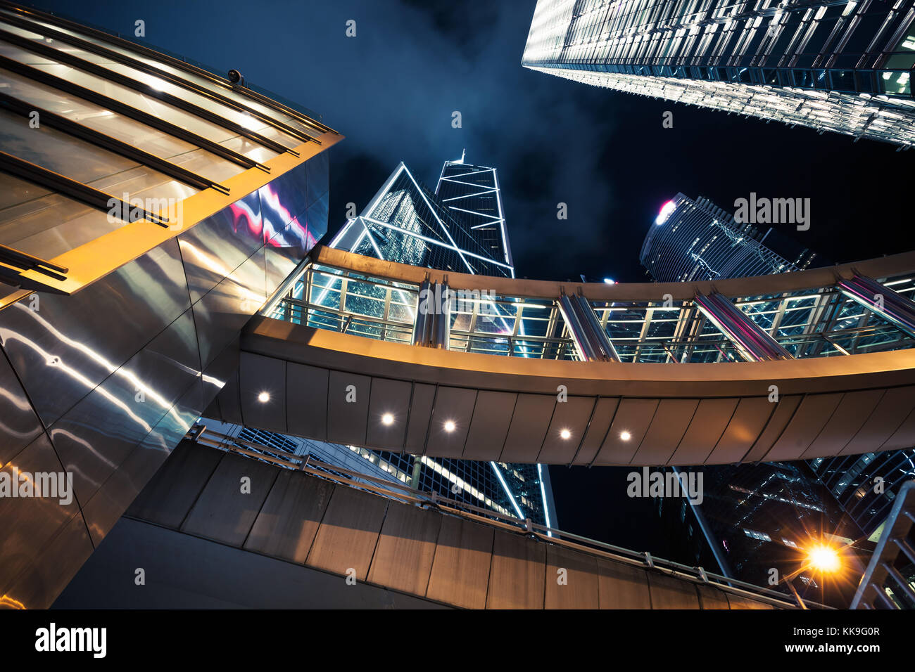 Futuristische Stadtlandschaft in der Nacht mit beleuchteten Wolkenkratzern, hoher corporate Gebäude steigen. Hong Kong City Stockfoto