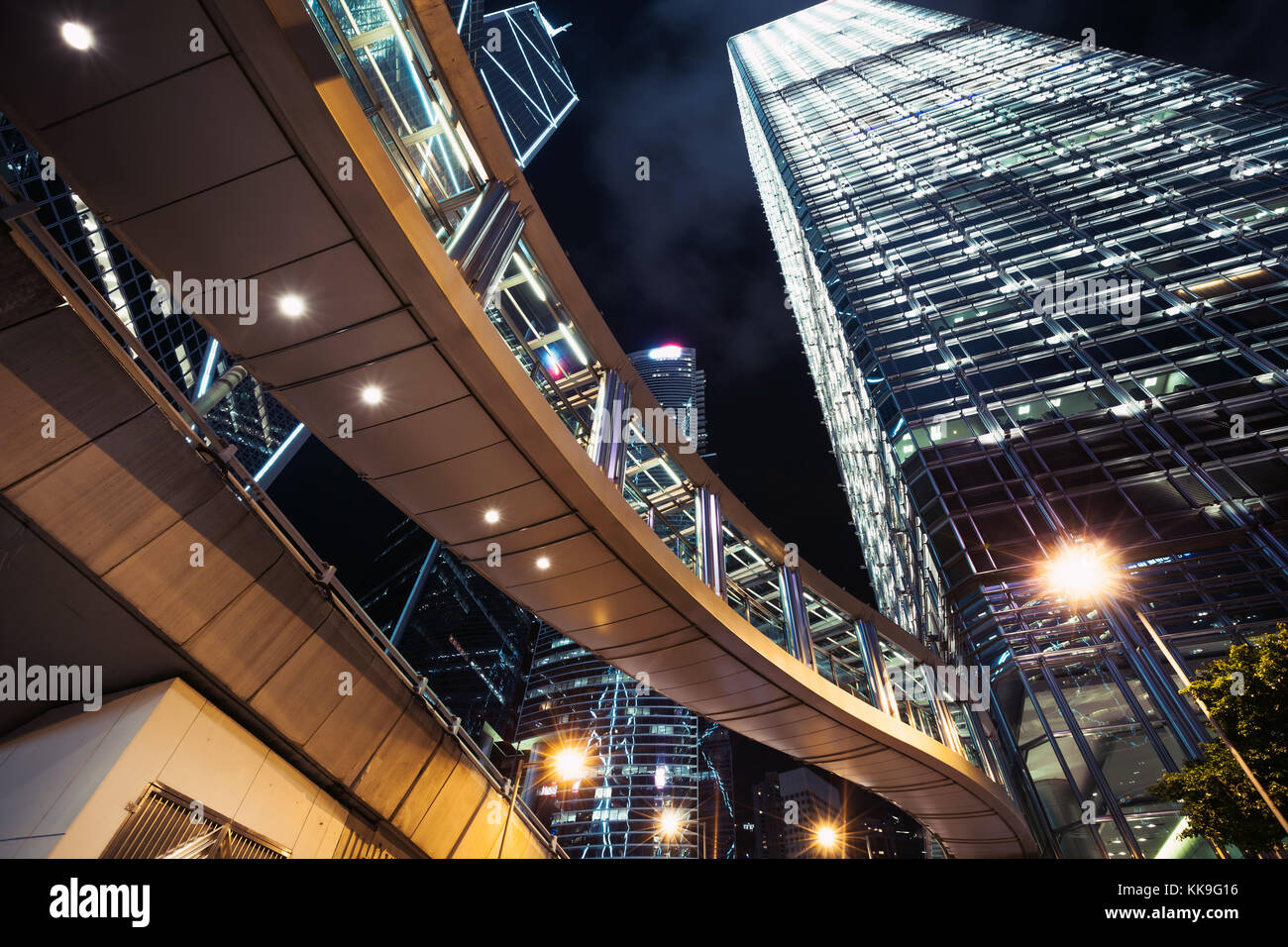 Modernes Stadtbild bei Nacht mit beleuchteten Wolkenkratzern, high-Firmengebäude in Hong Kong City Stockfoto