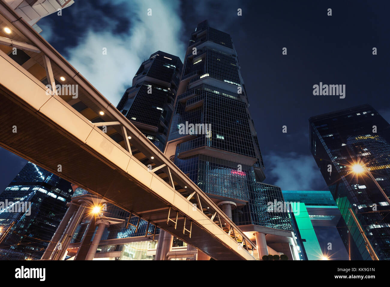 Modernes Stadtbild bei Nacht mit beleuchteten Wolkenkratzern, hohes Bürogebäude in Hong Kong City Stockfoto