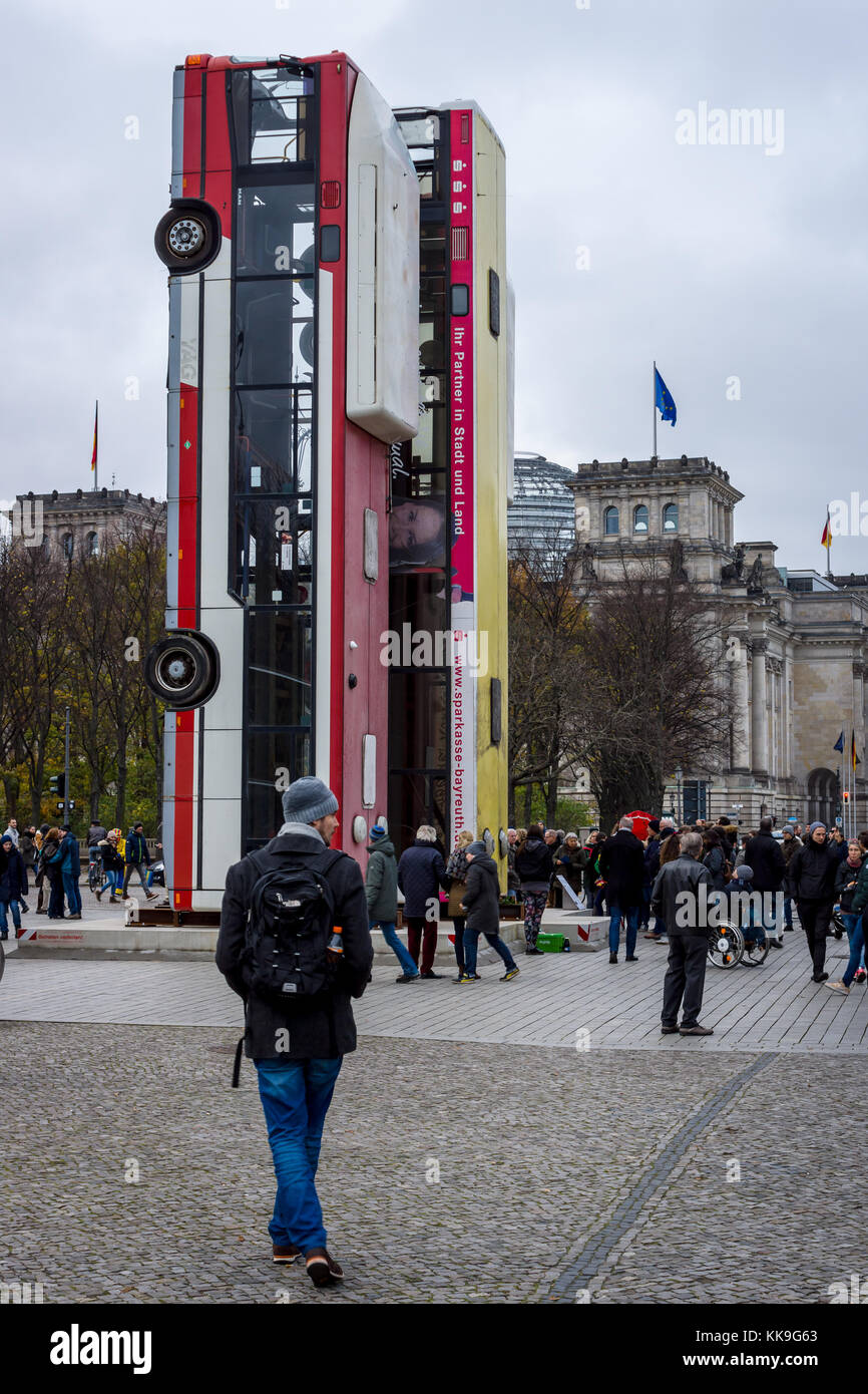 Die Installation des Kunstwerks 'Monument', mit drei bussen erstellt propped up vertikal durch die syrisch-deutsche Künstlerin manaf halbouni. Stockfoto