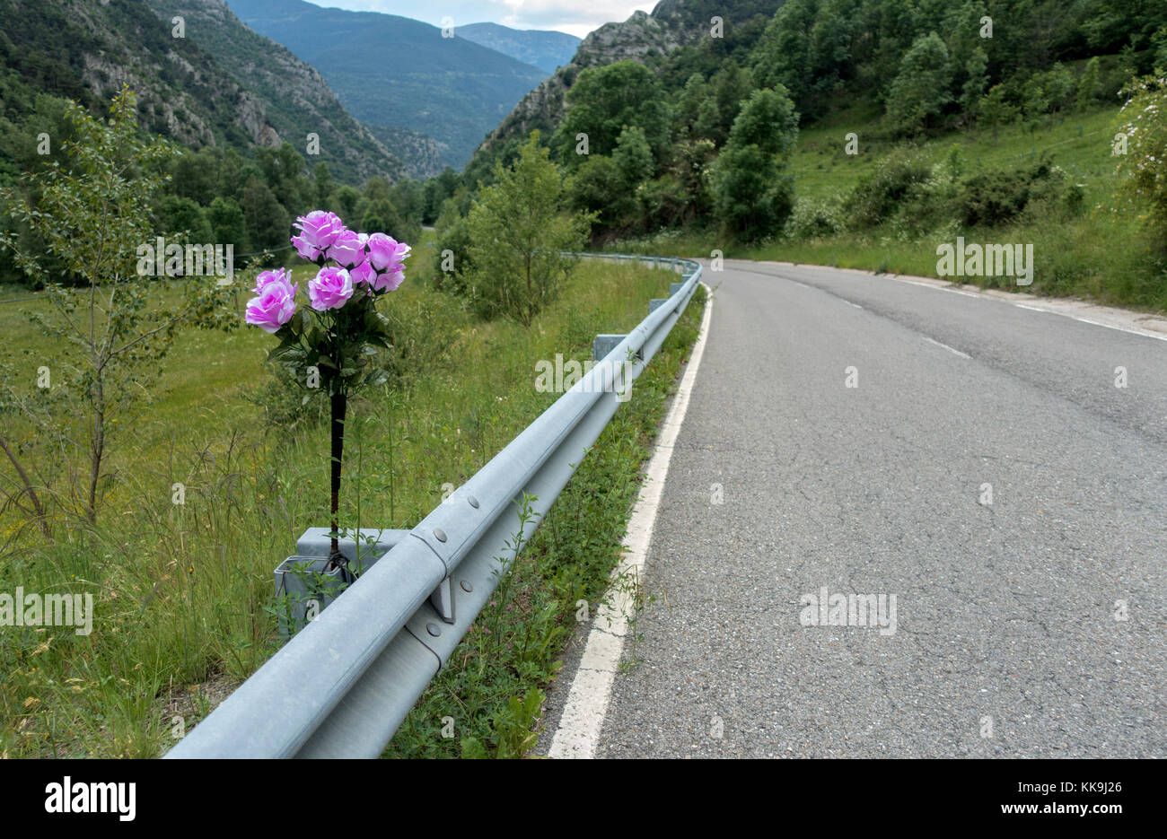 Blumen für eine Person in einem Autounfall. Spanien Stockfoto