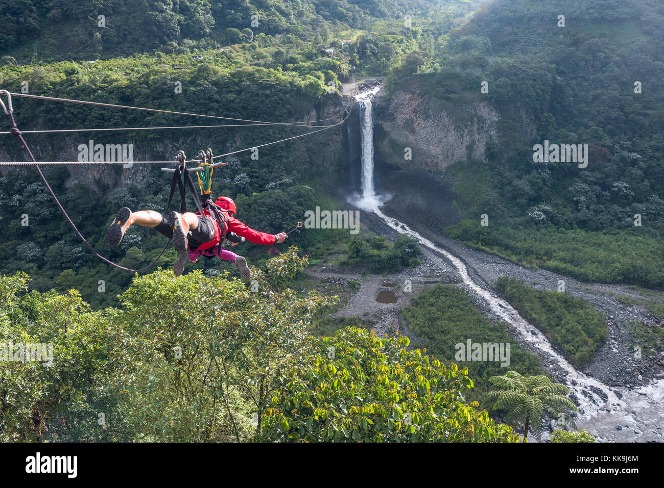 Cascades route, Banos, Ecuador - November 28, 2017: Touristen gleiten auf die Zip Line Reise gegen Bridal Veil (Manto de La Novia), Wasserfall Stockfoto