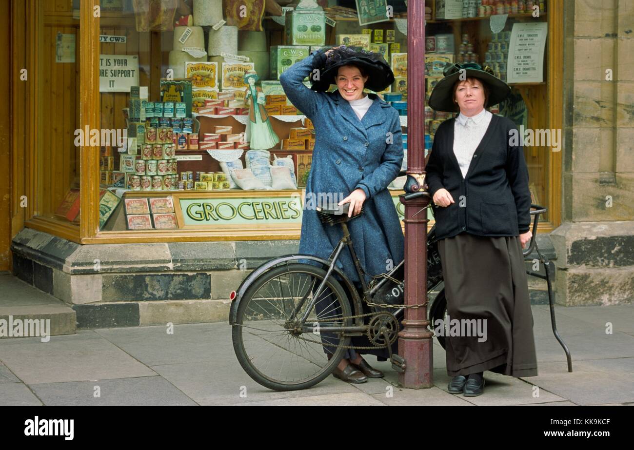 Beamish Museum, County Durham. Zwei Frauen-Personal in Periode Kostüm außerhalb 1913 Co operative Store in der rekonstruierten "Stadt". Stockfoto