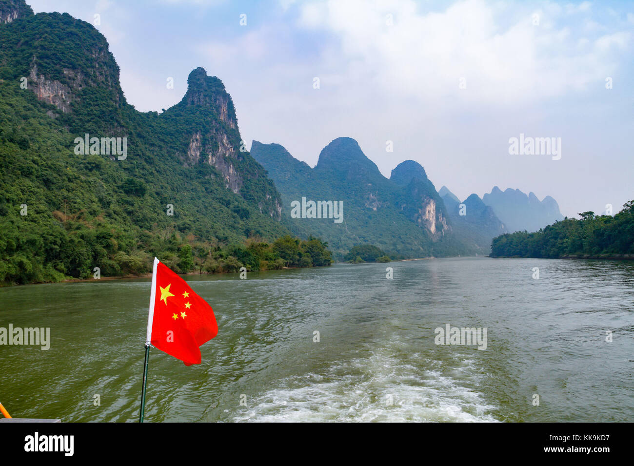 Chinesische Flagge auf einem Boot am Li-fluss in Guilin, China. Stockfoto