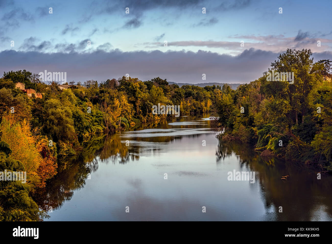 Blick über den Fluss Tarn in Lisle-sur-Tarn unter blauem Himmel mit Wolken zerstreut, midi-Pyrenäen, Frankreich Stockfoto