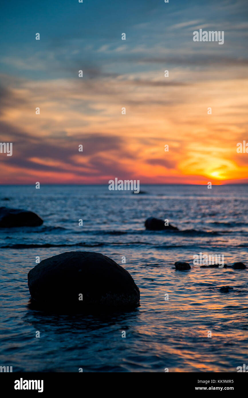 Ein Sonnenuntergang am Hallett Cove Strand mit Felsen Silhouette und eine selektive konzentrieren. Stockfoto