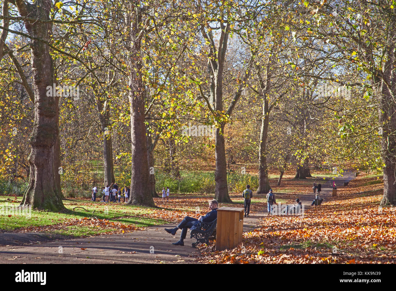 London, Westminster ein Blick auf einen Abschnitt der breiten Spaziergang im grünen Park im Herbst Stockfoto