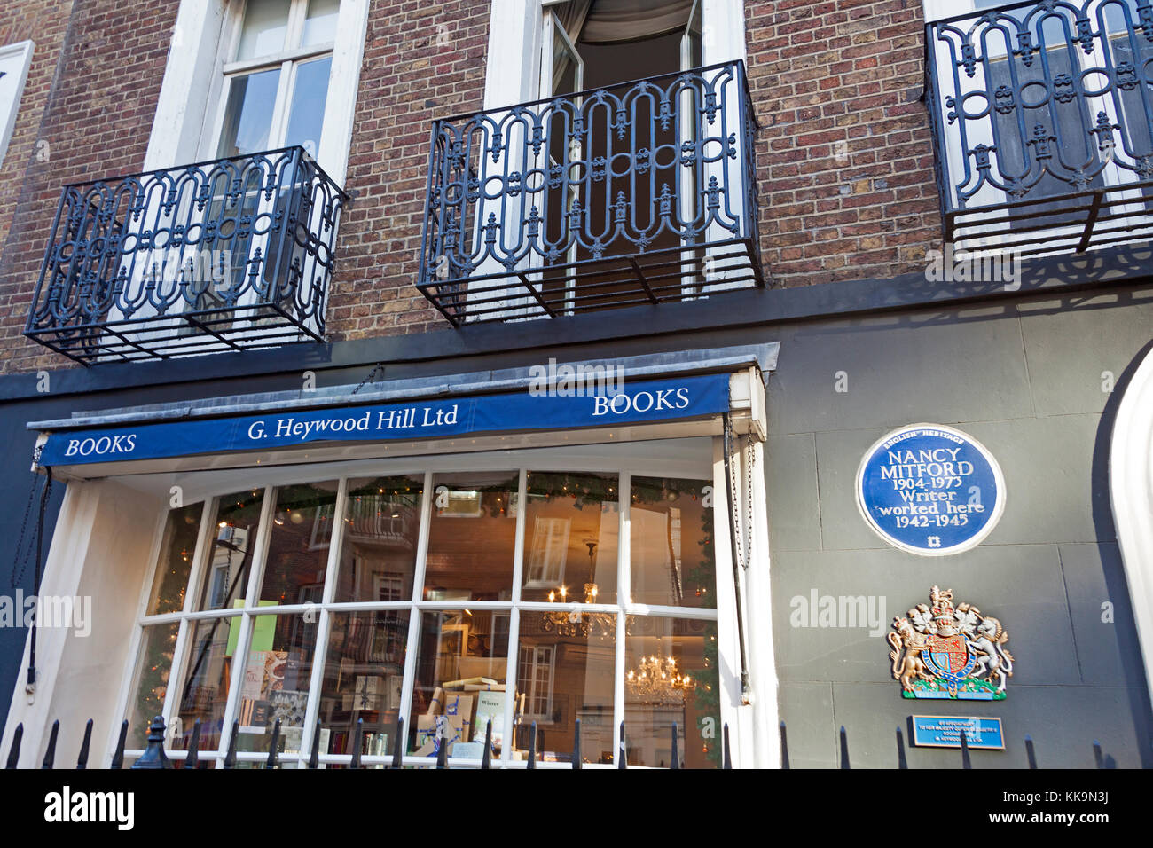 London, Mayfair, einer Buchhandlung in Curzon Street Anzeige eine Gedenktafel an Nancy Mitford, der einmal dort gearbeitet Stockfoto