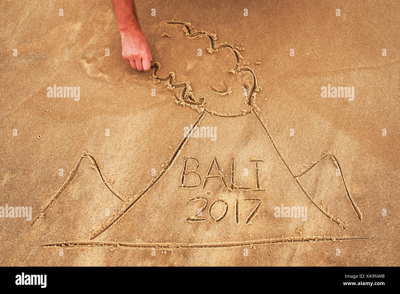 Bild auf Sand. Gezeichnet Vulkan mit Text Bali im Inneren. Stockfoto