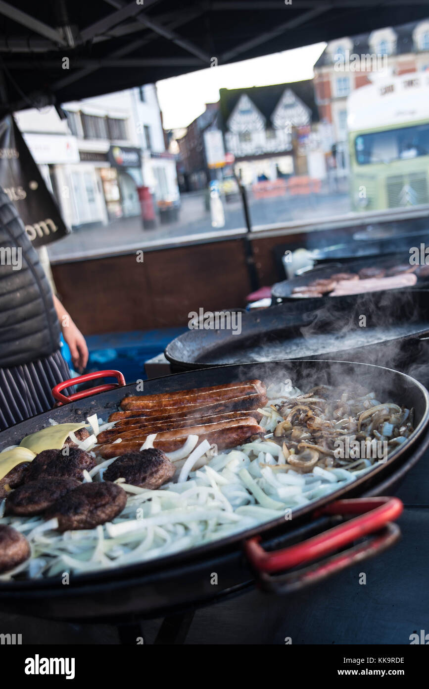 Fleisch grillen an einer im Food Festival Stockfoto