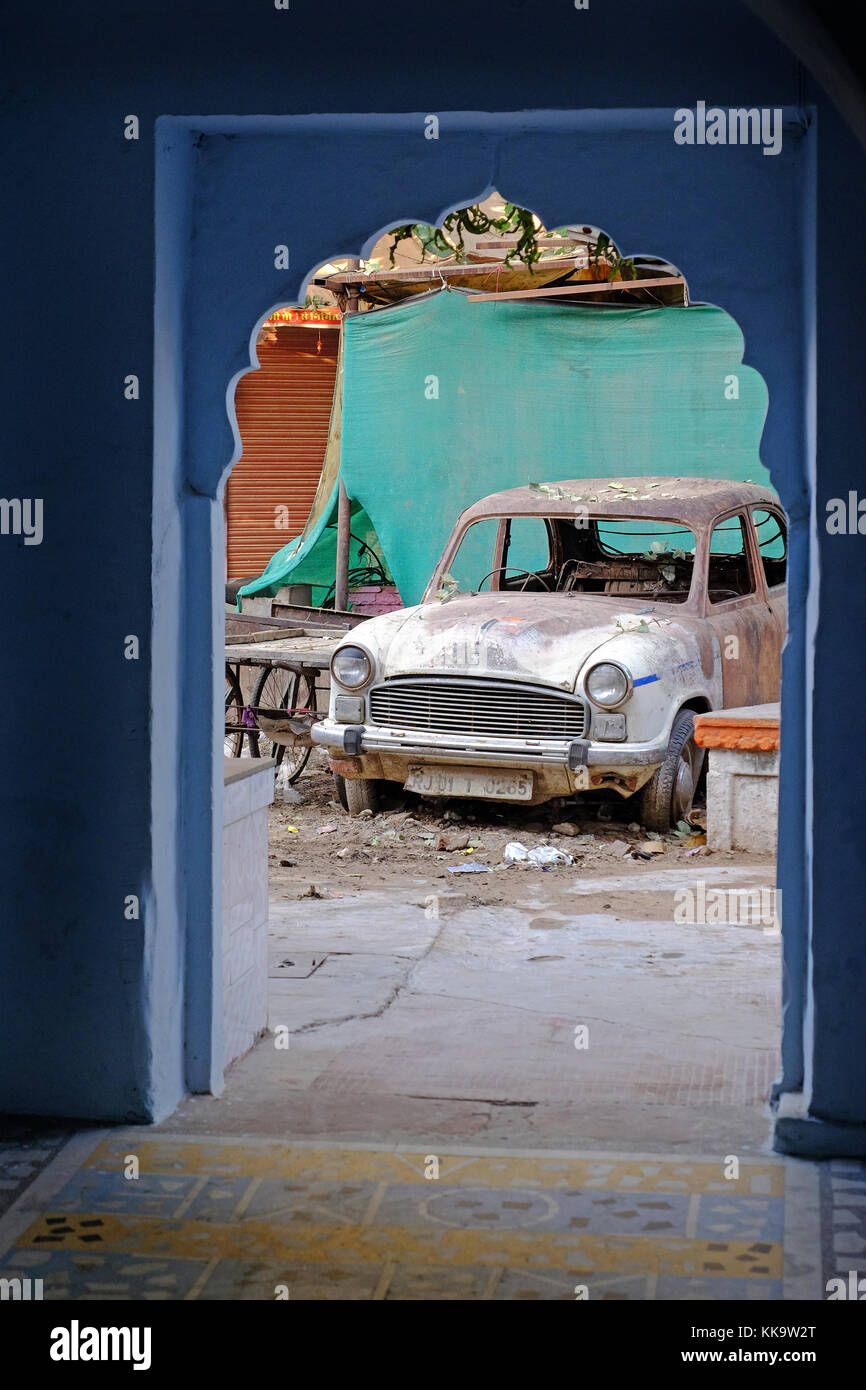 Eine verlassene Botschafter Auto langsam auseinander fällt in einem Indischen Hof Stockfoto