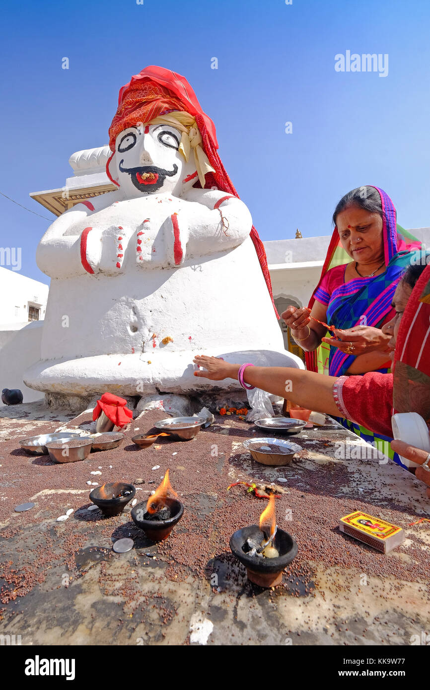 Weiblich, Indische, Devotees Opfergaben zu einer Statue eines Gottes zu einem Hindu Tempel in Pushkar, Rajasthan, Indien Stockfoto