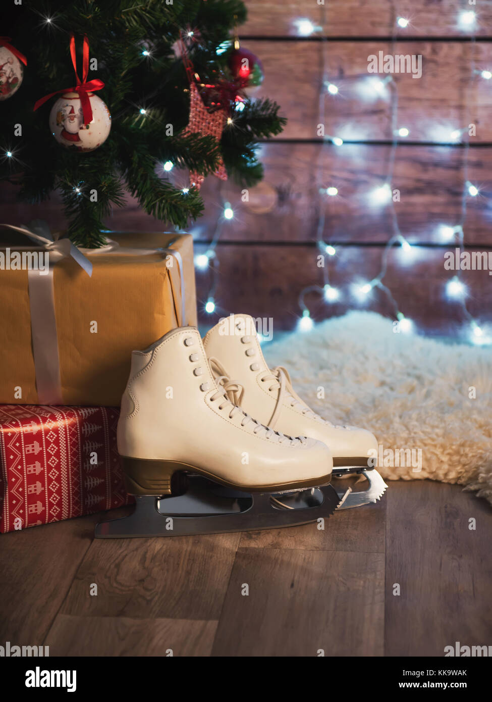 Frauen skates neben einem alten Leder Koffer und einen Weihnachtsbaum. Weihnachtsschmuck Stockfoto