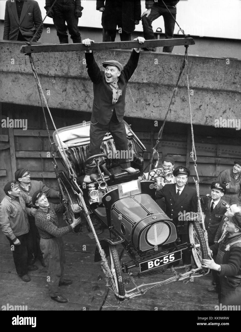 Der Clown der Staatlichen Moskauer Zirkus oleg Popow erhält sein neues Auto, ein Oldtimer Ferrari von 1906, bei seiner Ankunft in Hamburg, dargestellt am 17. Februar 1961. | Verwendung weltweit Stockfoto