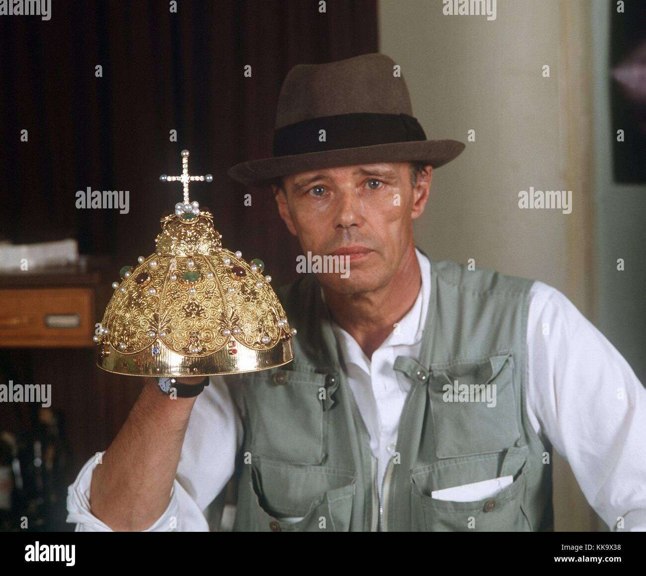 Künstler Joseph Beuys mit einer Replikation der Krone von ...