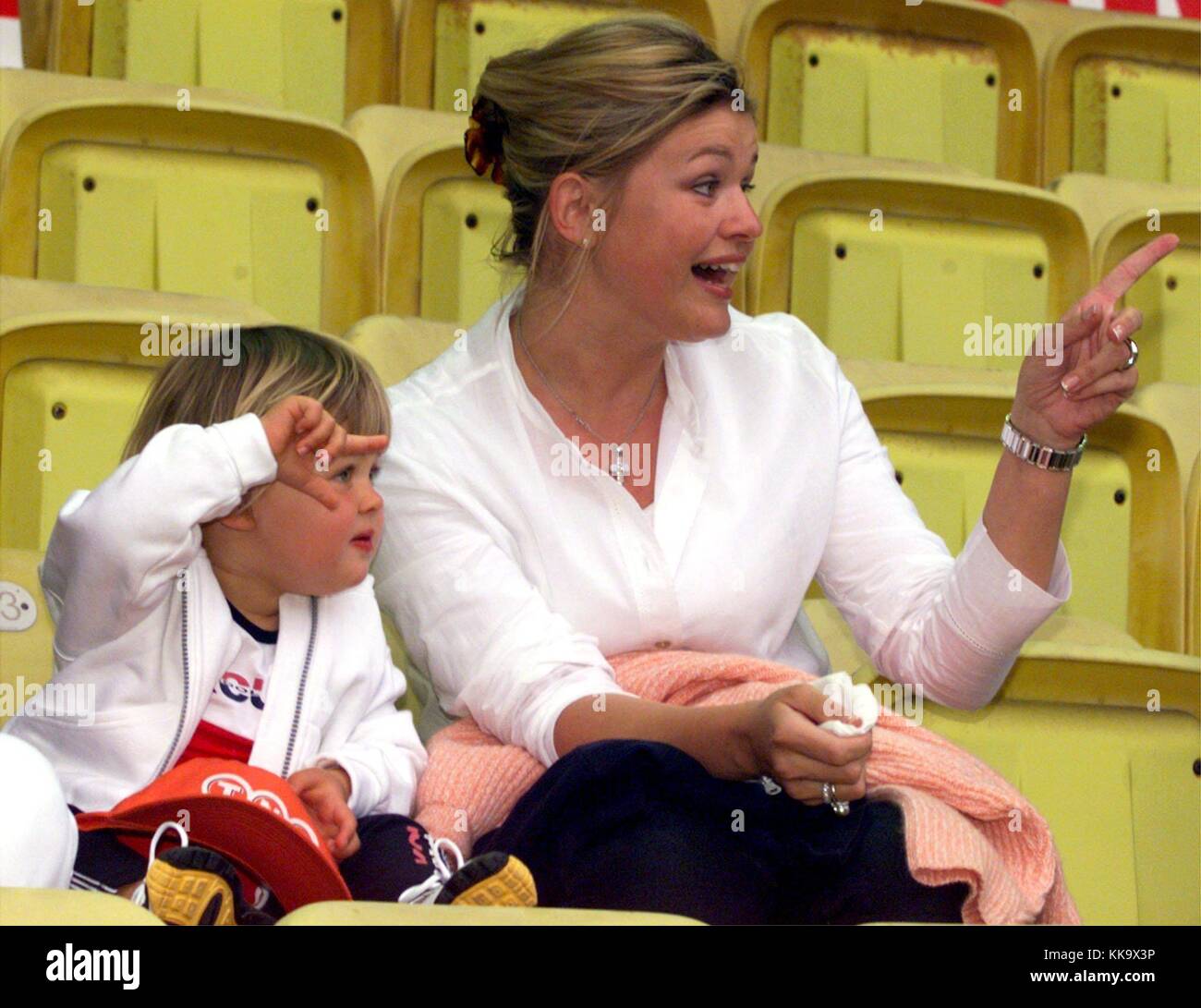 Corinna Schumacher und Tochter Gina - Maria beobachten ein Vorteil  Fußballspiel in Monte Carlo und jubeln für Papa Michael Schumacher,  dargestellt am 11. Mai 1999. | Verwendung weltweit Stockfotografie - Alamy