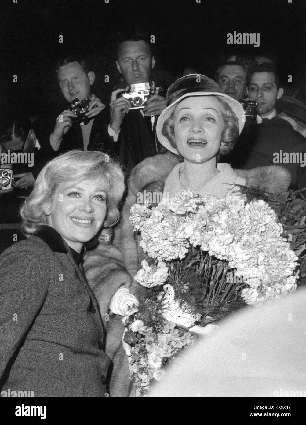 Marlene Dietrich (r) und Hildegard Knef (l) werden begrüßt, wie das in Berlin am 30. April 1960 eingehen. | Verwendung weltweit Stockfoto
