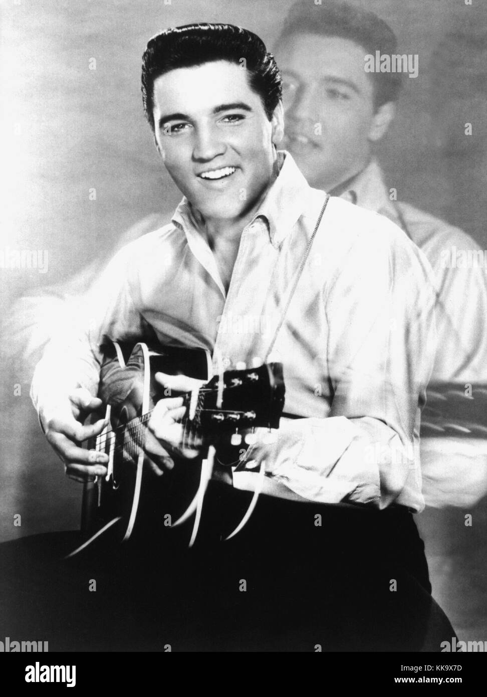 Elvis Presley spielt Gitarre, undatiert. Der berühmte Sänger und Schauspieler starb vor 25 Jahren am 16. August 1977 im Alter von 42 Jahren an einem Herzinfarkt. | Nutzung weltweit Stockfoto Elvis Presley spielt Gitarre, undatiert. Der berühmte Sänger und Schauspieler starb vor 25 Jahren am 16. August 1977 im Alter von 42 Jahren an einem Herzinfarkt. | Nutzung weltweit Stockfoto