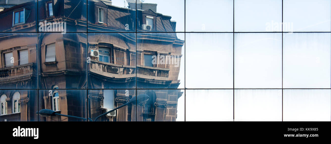 Stadt alte Gebäude reflektiert und spiegelt sich in einem Gebäude aus Glas Stockfoto