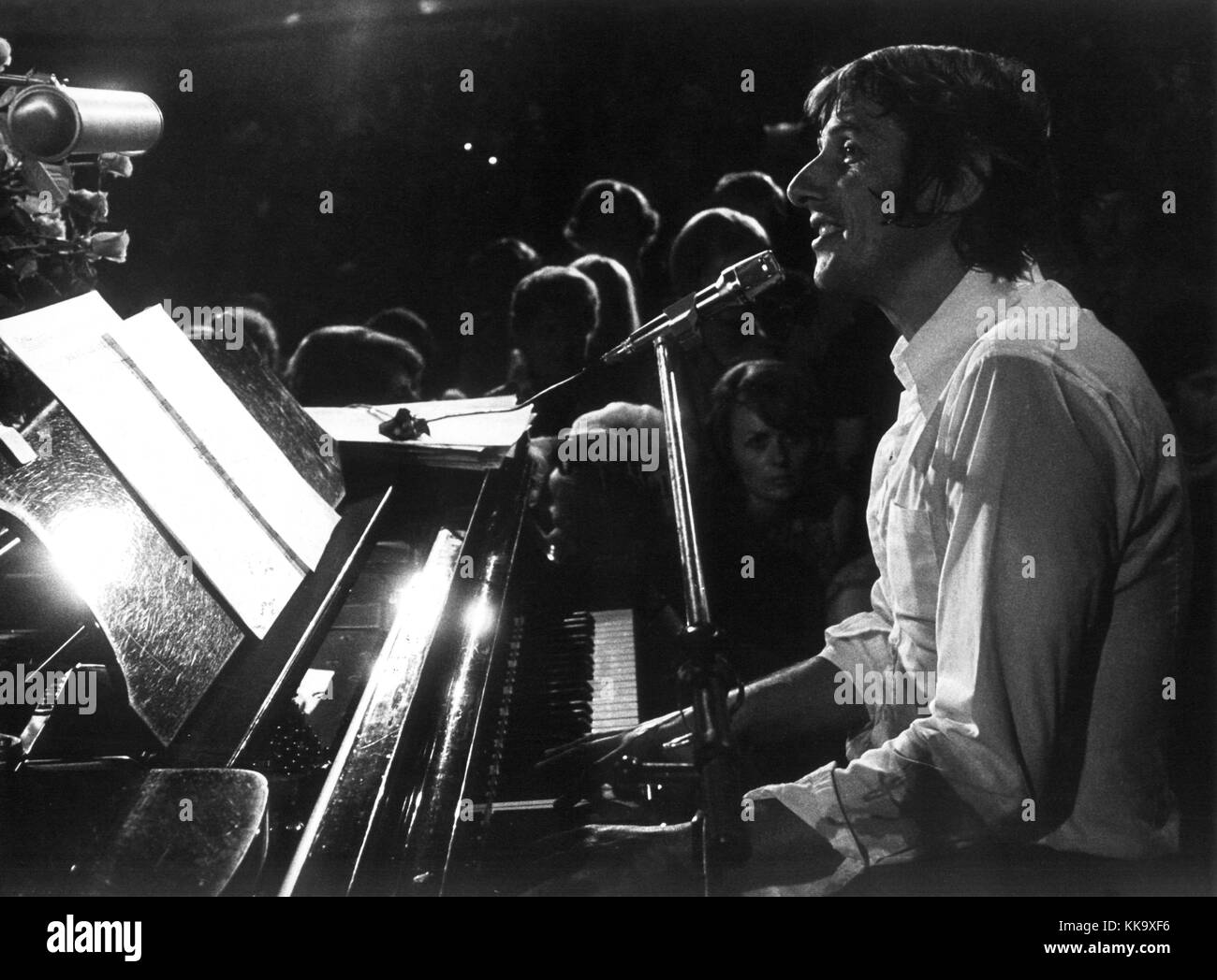 Österreichischen Sänger und Songwriter Udo Jürgens auf der Bühne im ersten Konzert von seiner Tour "Udo 75" durch Deutschland am 1. September 1975 bei der Philharmonie in Berlin (Deutschland). | Verwendung weltweit Stockfoto