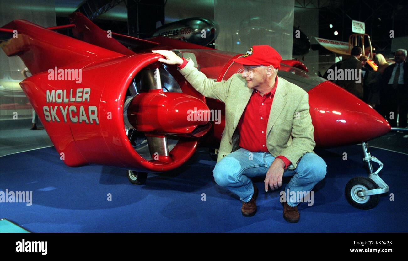 Ex Formel 1 World Chmpion und Eigentümer von Lauda Air, Niki Lauda, untersucht einen Motor von Moller Skycars auf der Motor Show Essen, aufgenommen am 27. November 1997. | Nutzung weltweit Stockfoto