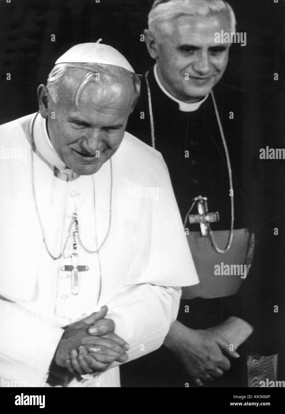 Papst Johannes Paul II. Empfängt Künstler und Journalisten auf seiner Deutschlandreise im Münchner Herkules-Saal, an seiner Seite Joseph Kardinal Ratzinger, im November 1980. | Nutzung weltweit Stockfoto