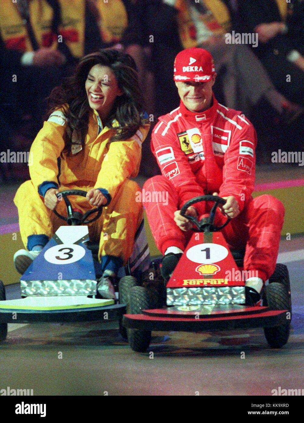 Verona Feldbusch, Fernsehmoderatorin und noch immer verheiratet mit Dieter Bohlen, nimmt am 7. Dezember 1996 an einem Gokart-Rennen mit Formel-1-Weltmeister Michael Schumacher in Oberhausen Teil. | Nutzung weltweit Stockfoto